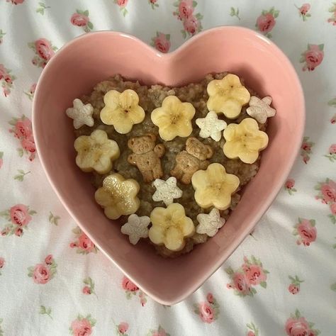 Cute Pastries, Pretty Meals, Pretty Oatmeal, Cute Oatmeal, Meal Aesthetic, Aesthetic Breakfast, Meal Inspiration, Childrens Meals, Oatmeal Bowls