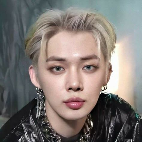 Kpop Makeup Looks, Boy Makeup, Men Makeup, Pop Makeup, Kpop Makeup, Txt Pics, Yeon Jun, Hair Inspiration Short, Male Makeup