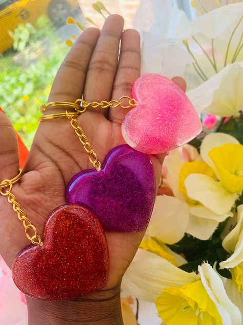 Resin Heart Keychain, Mason Jar Fairy Lights, Resin Business, Purple Flower Background, Resin Crafts Tutorial, Resin Keychain, Resin Ideas, Resin Design, Magical Jewelry