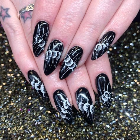 Centipede Nail Art, Bug Nail Designs, Bug Nails Art, Centipede Nails, Dino Nails, Bug Nail Art, Insect Nails, Bug Nails, Mani Ideas