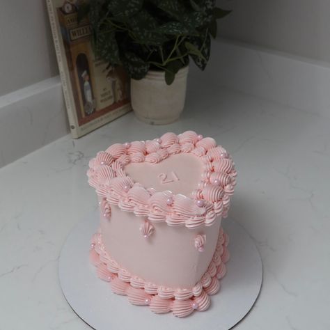 21 🎀💞🌸 - Cake Details - Size: Mini 6” (2 layers) serves ~4-6 Add-ons: Pearls (edible) + glitter dust (edible) #emmacakes #emmacakesseattle #customcakesseattle #seattlecakes #seattlebakery #seattlecakeshop #heartcake #heartcakeseattle #seattle #cakes #custom Edible Glitter Cake, Mini Layer Cake, 21 Cake, Edible Glitter Dust, 21st Cake, Birthday Inspo, Glitter Dust, Glitter Cake, Edible Glitter