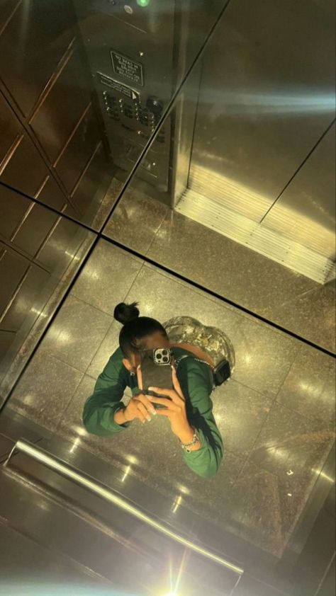 Baddie Pics Aesthetic, Elevator Mirror, Mirror Pose, Aesthetic Mirror, Beautiful Photoshoot Ideas, Instagram Baddie, Pose Idea, Profile Pictures Instagram, Human Poses Reference