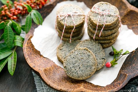 Black Sesame Cookies Black Sesame Cookies, Japanese Cookies, Just One Cookbook, Sesame Cookies, Vietnamese Dessert, Matcha Cookies, Easy Japanese Recipes, Japanese Dessert, Food Displays