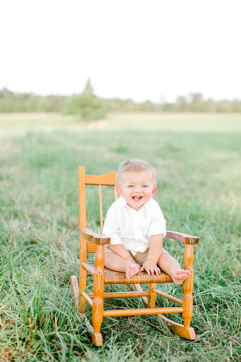 1 Year Photos Outdoors, 1st Birthday Field Pictures, One Year Old Photos Outside, I Year Old Photo Shoot, Diy One Year Photo Shoot, One Year Old Milestone Photo, One Birthday Picture Ideas, 1 Year Pics, Outside 1st Birthday Pictures