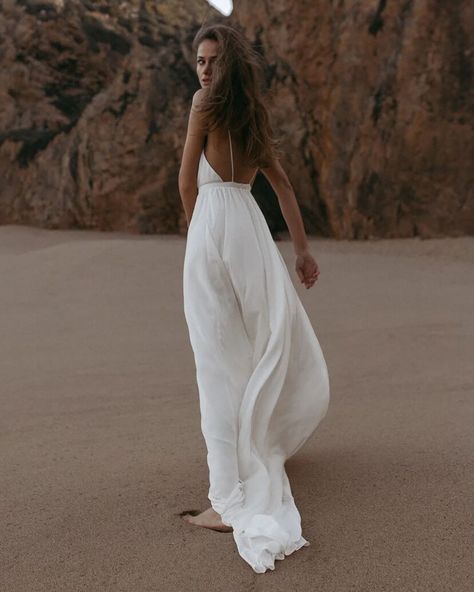 Beach Photo Session, Beach Bride, Fashion Photography Poses, Photoshoot Dress, Bridal Photography, Instagram Photo Inspiration, Beach Photoshoot, Fashion Portrait, Fashion Photoshoot