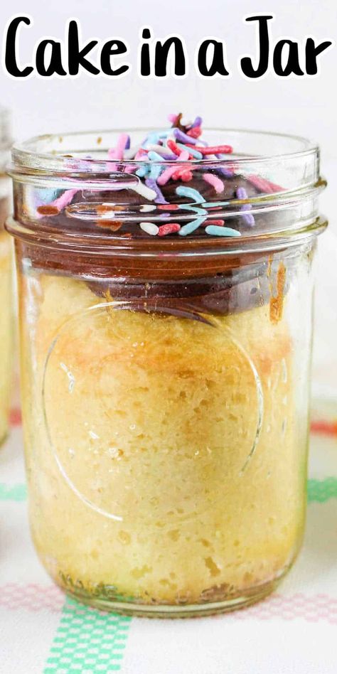 How to bake cake in a jar with cake mix or homemade batter is here. Mason jar cakes for a birthday or a weekend dessert with frosting are fun How To Bake Cake, Good Cupcakes, Mason Jar Desserts Recipes, Instant Pot Beans Recipe, Jar Cakes, Mason Jar Cakes, Easy Microwave Recipes, Mouthwatering Desserts, Beef Recipe Instant Pot