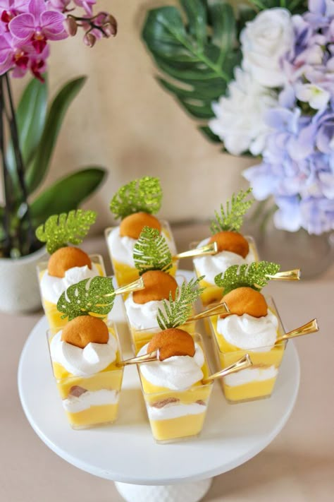 Banana Party Food, Safari Party Banana Pudding, Jungle Party Appetizers, Jungle Appetizers, Jungle Theme Birthday Party Food Ideas, Jungle Dinner Party, Tropical Theme Snacks, Safari Banana Pudding, Tropical Theme Desserts