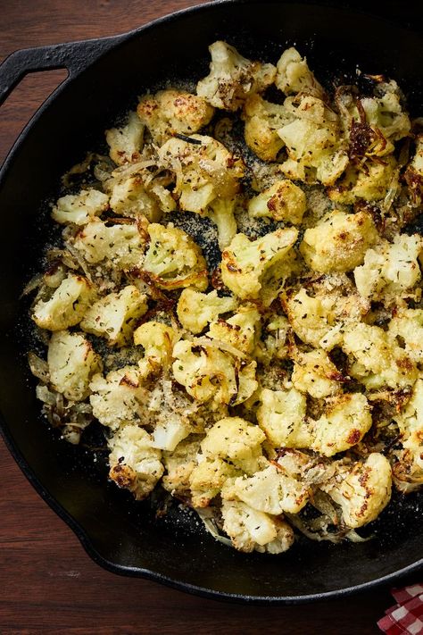 Ways To Cook Cauliflower, Easy Roasted Cauliflower, Vegetarian Side Dish, Garlic Cauliflower, Roasted Garlic Cauliflower, Steamed Cauliflower, Vegetarian Sides, Cauliflower Recipe, Cauliflower Steaks