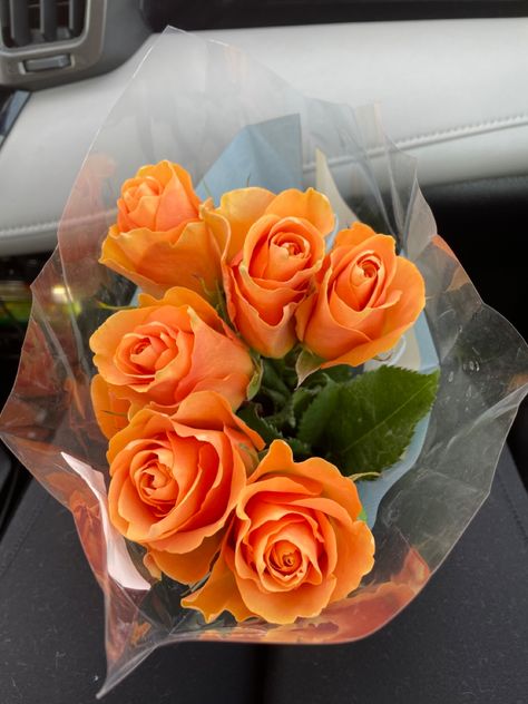 Orange Flowers Aesthetic Bouquet, Orange And Yellow Flower Bouquet, Orange Roses Bouquet Aesthetic, Orange Rose Aesthetic, Orange Roses Aesthetic, Orange Sweet 16, Orange Flowers Aesthetic, Orange And White Roses, Orange Flowers Bouquet