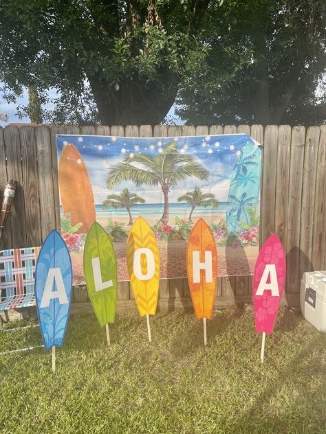 Hawaii Party Decorations Diy, Hawaiian Parade Float Ideas, Hawai Party Ideas, Luau Prom Theme, Surfboard Signage, Luau Backdrop Ideas, Aloha Surfboards, Hawaiian Luau Birthday Party, Hawaiian Decorations