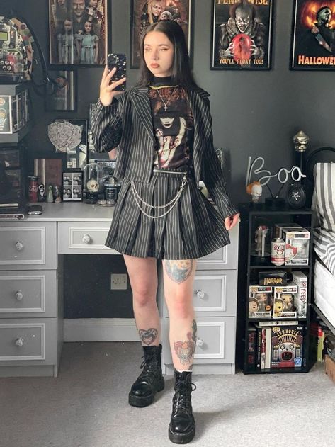 Cool edgy outfit ideas you'll really love! There's something so fun and expressive about putting together a grunge outfit Grunge Style Aesthetic, Plaid Dress Outfit, Plaid Shirt Outfits, Red Plaid Dress, Alt Outfits, Rock Outfits, Miniskirt Outfits, Goth Outfits, Outfit Combinations