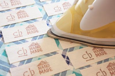 Make Your Own Labels, Sewing Labels, Costura Diy, Quilt Labels, Fabric Labels, Handmade Tags, Diy Quilt, Garment Labels, Quilting Tips