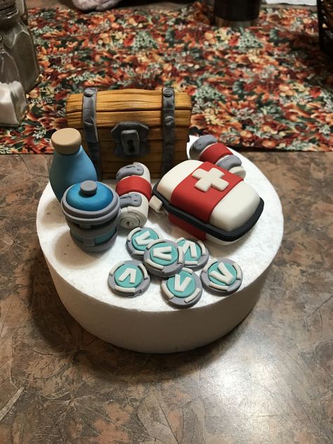 Warhammer Cake, Fortnite Battle Royale Cake, Fortnite Chest, Easy Fortnite Cake Diy, Fortnite Ice Cream Cake, Fortnight Cake, Peely Fortnite Birthday Cake, Fortnite Peely Cakes, Fortnite Two Tier Cake