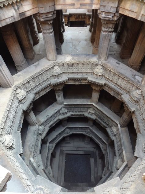 Dada Harir Vav, Ahmedabad Step Well, Architecture Cool, Architecture Antique, India Architecture, Ancient Indian Architecture, U Bahn, Indian Architecture, Ancient Architecture, Bhutan