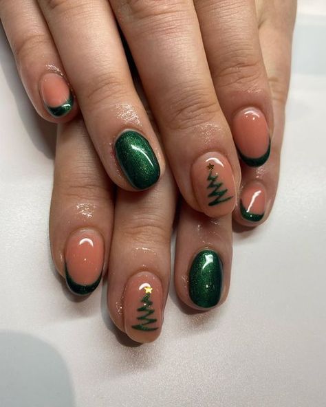 Nail Christmas Tree Design, Zig Zag Christmas Tree Nails, Cute Christmas Nails Grinch, Christmas Nails Short Natural, Christmas Tree Nails Short, Christmas Tree Gel Nails, Simple Christmas Tree Nail Art, Christmas Tree Nails 2023, Easy Christmas Tree Nail Art