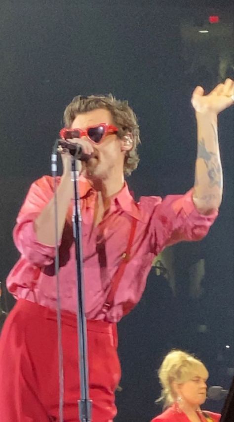 Harry Styles Glasses, Harry Styles Concert Outfit, Harry Styles Icons, Harry Styles Outfit, Harry Styles Aesthetic, Harry Styles Concert, Heart Glasses, Harry Styles Cute, King Fashion