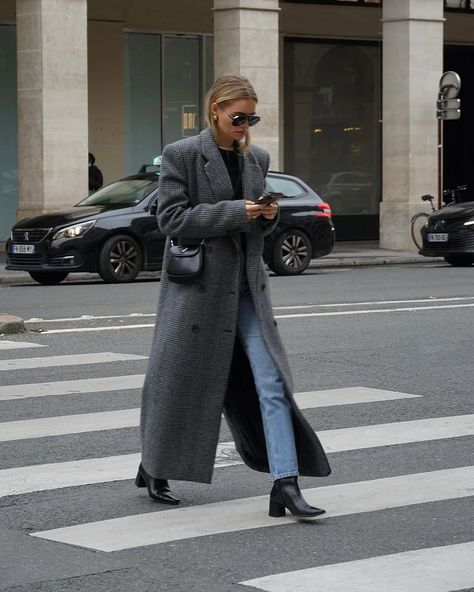 Longline Coat Outfits, Paris Winter Outfit, Vinter Mode Outfits, Mantel Outfit, Paris Winter, Paris Outfits, Fall Winter Wardrobe, Street Style Winter, Paris Street Style