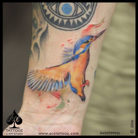 kingfisher tattoo Artist : Paresh Salvi #acetattooz #acetattoozindia #acetattoozcolaba #acetattoozghatkopar #itsanacetattooz #besttattoostudio #tattoostudioinmumbai #tattooculture #tattoocultr #itattyou #tattoosinindia  #kingfisher #kingfisherbird #colourfulkingfisher #kingfishertattoo #smallkingfisher #smalltattoos #smallcolortattoo #bestsmalltattoo Kingfisher Tattoo, Studio Mumbai, Small Finger Tattoos, Isle Of Skye Scotland, Small Tattoos With Meaning, Small Tattoos Simple, Studio Artist, Skye Scotland, Hummingbird Tattoo