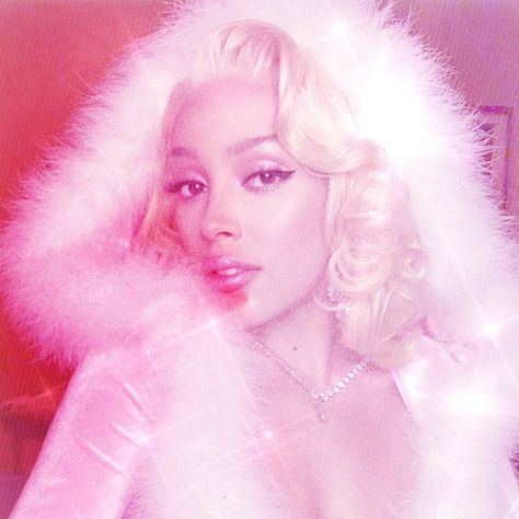 doja cat christmas profile! 🌲🎅🏼 #dojacatchristmas #profile Pink Christmas Pfp, Doja Cat Christmas, Doja Cat Pfp, Christmas Profile, Christmas Pfp, Bling Ideas, Cat Profile, Fav Artist, Cat Pfp