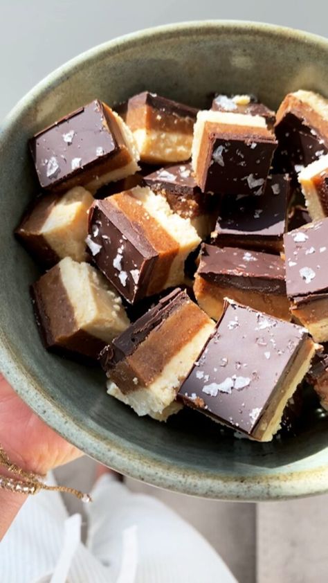 Raw Twix Bars, Raw Snickers Bar, Raw Vegan Bars, Raw Snickers, Gf Df Baked Goods, Rachel Good Eats, Raw Sweets, Healthy Twix Bars, Healthy Snickers Bar