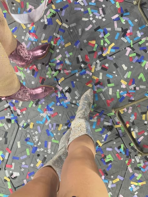 Confetti Taylor Swift, Taylor Swift Concert Confetti, Taylor Swift Concert Instagram Pictures, Concert Aesthetic Taylor Swift, Eras Tour Instagram Story, Taylor Swift Concert Photo Ideas, Taylor Swift Concert Pics, Eras Tour Instagram Post, Taylor Swift Concert Photos