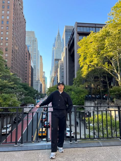 Tudor city bridge Clean minimal all black outfit Insta: @heydjb New York Picture Ideas Men, Bridge Photoshoot Photo Ideas Men, City Boy Aesthetic, Nyc Pics, New York City Pictures, Travel Pose, Ny Outfits, City Boy, Nyc Aesthetic