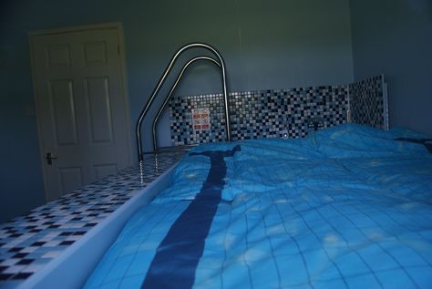 Swimming pool bed with pool steps. snurk beddengoed duvet set Bed Inspired, Pool Bed, Swimming Motivation, Swimming Pictures, Swimming World, Sport Bedroom, Swimmers Life, Pool Steps, Kid Rooms