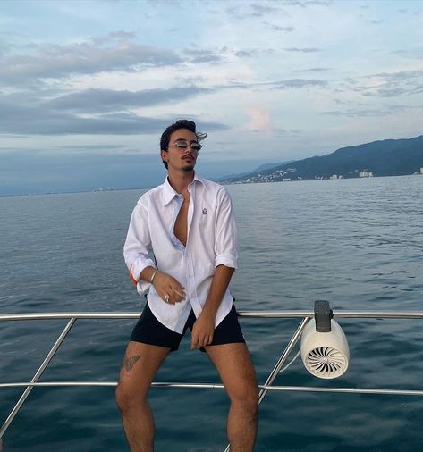 Guys Cruise Outfits, Yacht Men Outfit, Elegant Boy, Playa Aesthetic, Aesthetic Hombre, Boy Outfits Aesthetic, Boat Photos, Yacht Aesthetic, Poolside Outfit