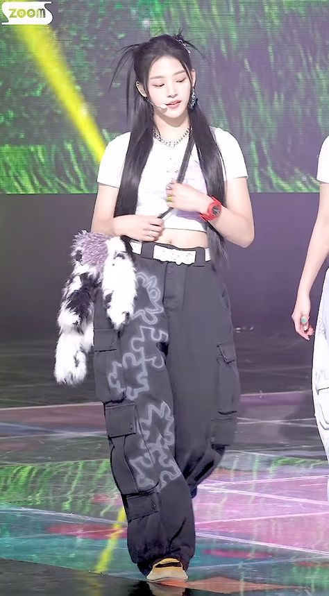 minji newjeans Kpop New Jeans Outfit, New Jeans Style Outfit, Newjeans Style Outfit, Kpopcore Outfits, Kpop Idol Outfits Casual, New Jeans Omg Outfits, Newjeans Styles, New Jeans Outfits Kpop, Newjeans Omg Outfits