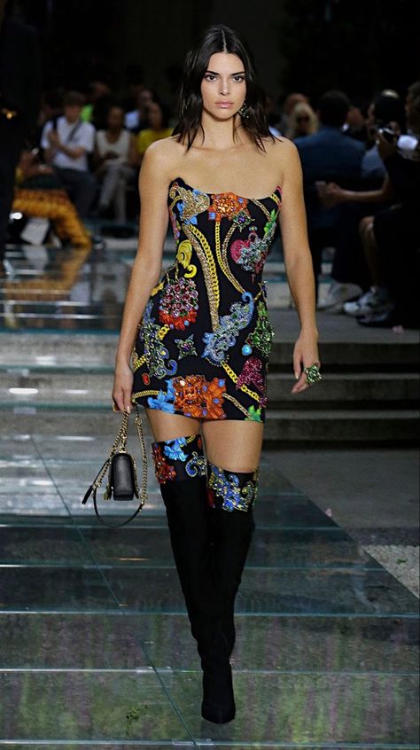 kendall jenner Kendall Jenner Modeling, Trajes Kylie Jenner, Milan Men's Fashion Week, 90s Runway Fashion, Kendall Style, Kendal Jenner, Runway Fashion Couture, Fashion Week 2018, Versace Fashion