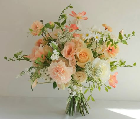 Peach Bouquet Wedding, Apricot Wedding Flowers, Peach Floral Arrangements, Peach Bridal Bouquet, Peachy Bridal Bouquet, Apricot Bouquet, Peachy Flower Bouquet, Peach And Yellow Bouquet, Apricot Wedding