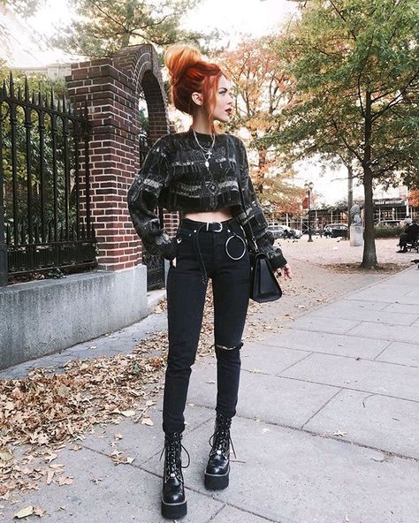 Emo Boots Outfit, Mode Edgy, Outfit Punk, Look Grunge, Style Gothic, Rock Outfit, Women Fashion Edgy, Teenage Fashion, Rock Punk