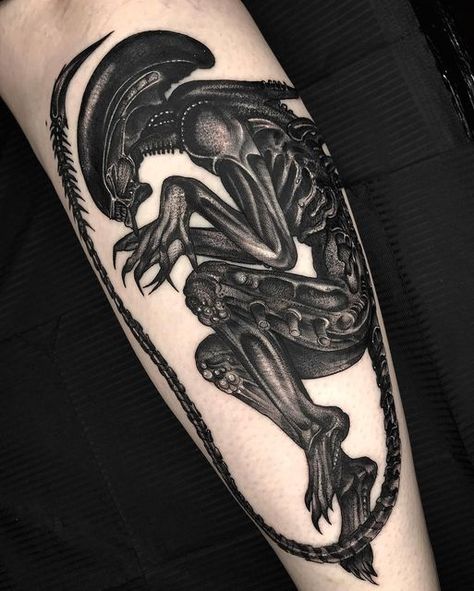 Alien Tattoo Xenomorph, Artistic Photoshoot, Predator Tattoo, Elements Tattoo, Alien Tattoo, Fire Tattoo, Gorgeous Tattoos, Gaming Tattoo, Apt Ideas