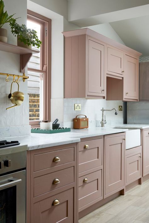 Pastel Kitchen Ideas, Pink Kitchen Cabinets, Pink Kitchen Ideas, Pastel Interiors, Pink Kitchens, Pink Cabinets, Dark Green Kitchen, Rose Gold Kitchen, Pastel Kitchen