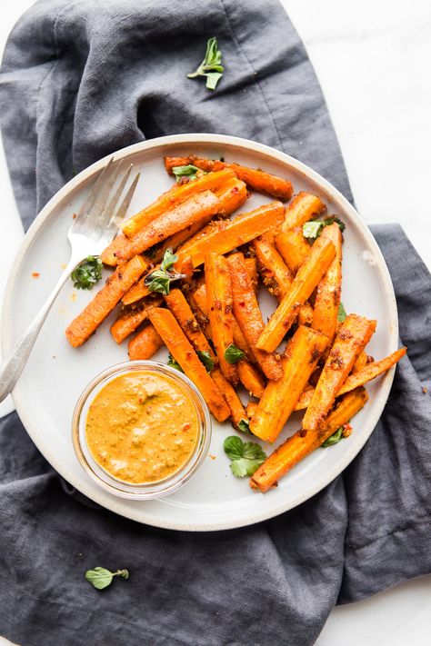 Peri Peri Oven Baked Carrot fries {Paleo, Vegan, Whole 30 Friendly} Vegan Whole 30, Carrot Fries Baked, Super Bowl Food Healthy, Peri Peri Sauce, Healthy Superbowl, Paleo Appetizers, Carrot Fries, Baked Carrots, Peri Peri