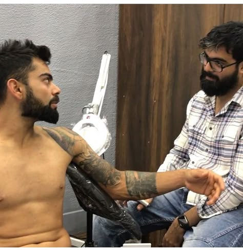 Virat Kohli getting his Tattoos detailed at Bandra, Mumbai Virat Kohli Fitness, Conquer Tattoo, Baju Ke Design, Cricket Tattoo, Virat Kohli Tattoo, Samurai Warrior Tattoo, Vintage Cowgirl Art, Ashok Kumar, Band Tattoo Designs