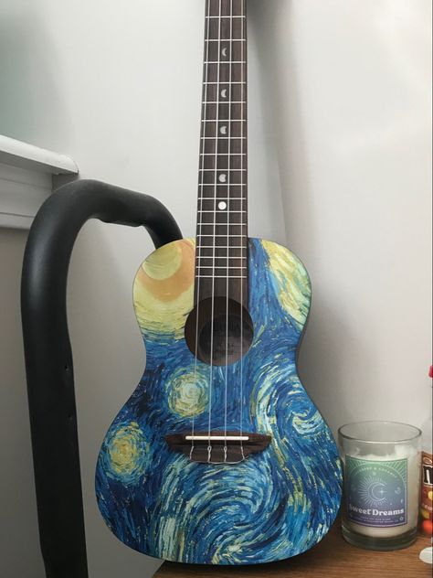 #starry #leonardodavinci #ukelele #pretty #artist Ukulele Painting Ideas Aesthetic, Painting Ideas On Ukulele, Painted Ukulele Aesthetic, Ukelele Painted Aesthetic, Ukelele Painting Design, Painting Guitar, Acoustic Guitar Art, Luna Guitars, Ukulele Art