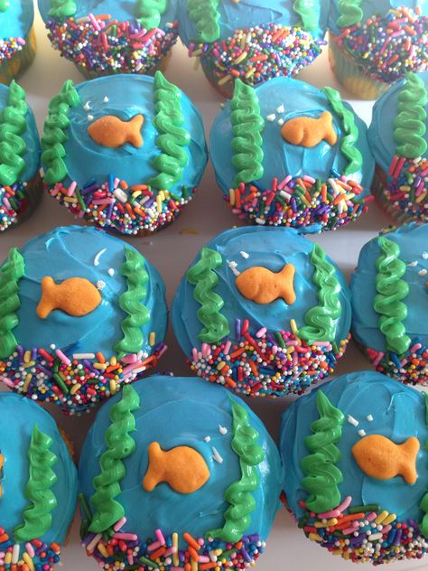 Fish Theme Cupcakes, Underwater Theme Cupcakes, Aquarium Cupcakes, Goldfish Cupcakes, Goldfish Cake, Fish Cupcakes, Ocean Cupcakes, Bake Sale Desserts, Nemo Birthday Party