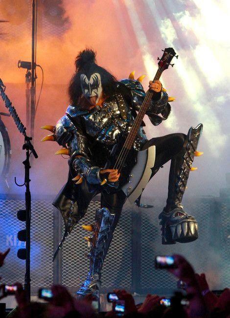 Gene Simmons:  el demonio con la lengua más grande y sucia del rock 1 Montreal Forum, Banda Kiss, Kiss Artwork, Gene Simmons Kiss, Witcher Wallpaper, Eric Singer, Eric Carr, Kiss Army, Bass Players