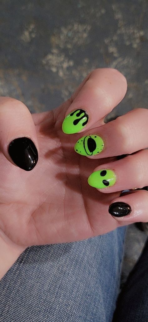 Alien Nails Design, Ufo Nails, Alien Nail Art, Alien Nails, Emoji Nails, Claw Marks, Uñas Ideas, Horror Nails, City Nails