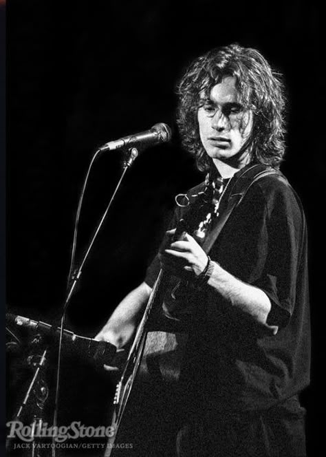 Jeff Buckley on stage Jeff Buckley Hair, Jeff Buckley Aesthetic, Tim Buckley, Free Jazz, Carole King, Jeff Buckley, Mazzy Star, Leonard Cohen, Radiohead