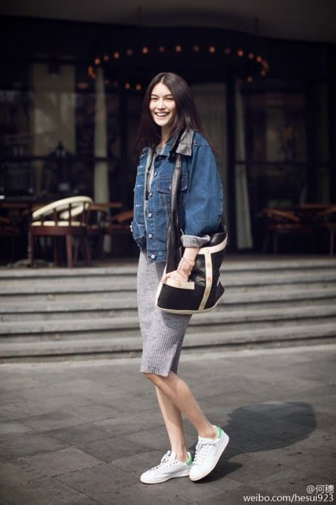 Sui He, Sneaker Outfits Women, Mode Inspo, 가을 패션, Sneakers Outfit, Street Chic, Denim Jackets, Casual Style Outfits, Inspired Outfits