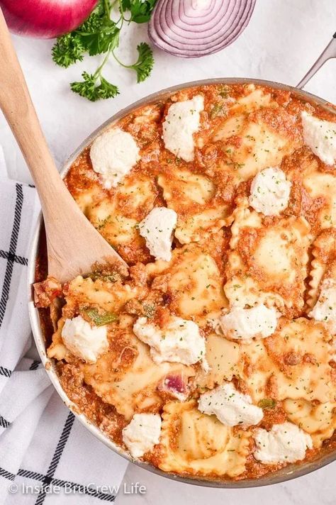 This Skillet Ravioli Lasagna is an easy and delicious 30 minutes meal. It's perfect for busy nights when you want comfort food without all the work. Skillet Ravioli, Ravioli Lasagna Recipe, Chicken Lasagna Rolls, Shell Pasta Recipes, Cheesy Chicken Pasta, Ravioli Lasagna, Baked Gnocchi, Popular Dinner Recipes, Easy Pasta Dinner