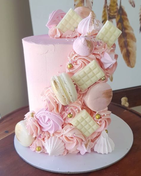 Pale Pink Birthday Cake, Pink Girly Cake, Nettle Cake, Girly Food, Drippy Cakes, Gold And White Cake, White Birthday Cakes, 13 Birthday Cake, Gold Birthday Cake