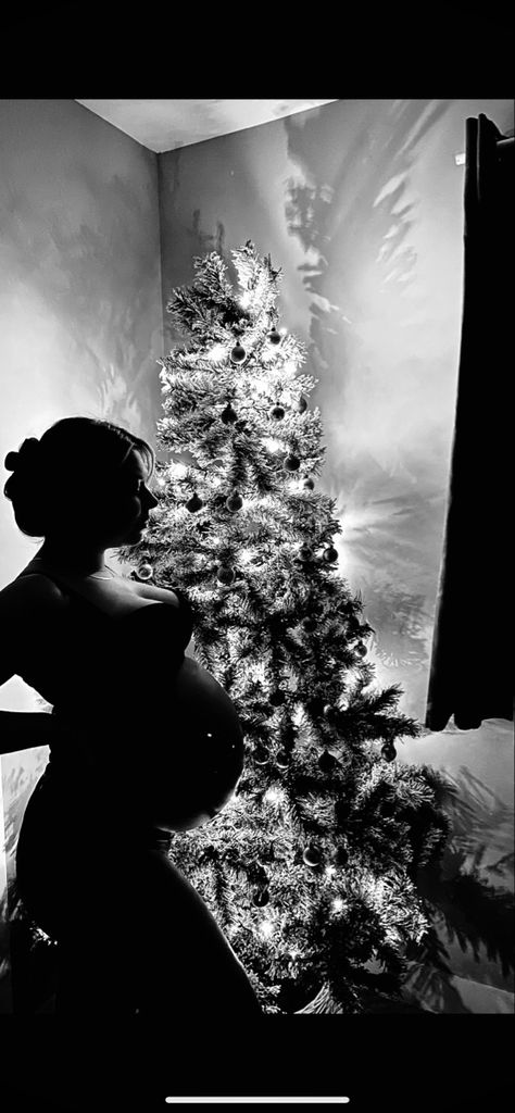 bump update at 36 weeks! christmas maternity silhouette bump photo Christmas Tree Bump Picture, Christmas Bump Pictures, Christmas Maternity Photoshoot, Maternity Silhouette, Baby Muffins, Christmas Tree Silhouette, Maternity Photography Poses Pregnancy Pics, Bump Photos, Christmas Pregnancy