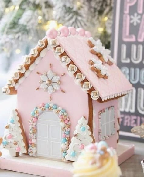 Pink Gingerbread House, Winter Torte, Cool Gingerbread Houses, Gingerbread House Template, Mini Gingerbread House, House Cookies, Pink Gingerbread, Gingerbread House Designs, Gingerbread House Cookies