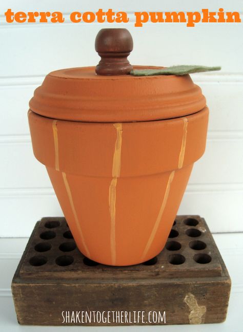 easy fall pumpkin craft with terra cotta pots #craft #pumpkin Pumpkin Terra Cotta Pot, Diy Terracotta Pumpkin, Paint Pumpkins Terracotta, Terra Cotta Jack O Lantern, Terracotta Jack O Lantern, Fall Goodies, Painted Terracotta, Clay Pot Projects, Terra Cotta Pot