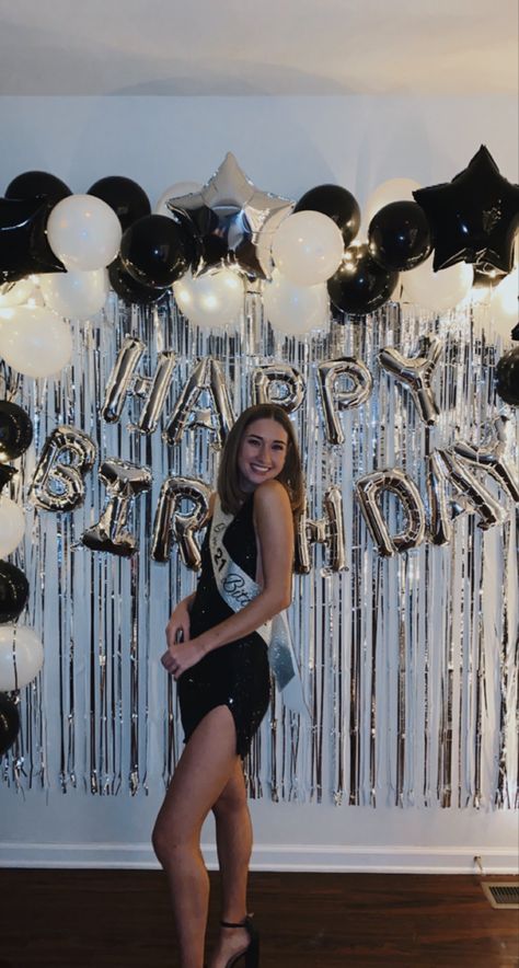 18th Party Ideas, Black White Party, Bday Pics, 18th Birthday Party Themes, Sweet Sixteen Birthday Party Ideas, 18th Birthday Decorations, 17th Birthday Ideas, Glow Birthday Party, 16th Birthday Decorations