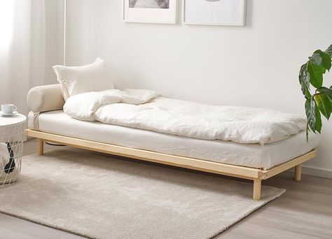 High/Low: A Trio of Scandinavian-Style Modern Daybeds - Remodelista Daybed Ideas, Couch Beds, Fold Down Beds, Linen Pendant, Daybed Design, Modern Daybed, Queen Mattress Size, Daybed Sofa, George Nelson