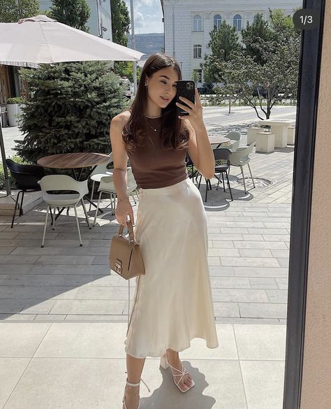 Satin Skirt Outfit Classy, Midi Skirt Outfit Casual, Uniqlo Women Outfit, Modest Girly Outfits, Satin Skirt Outfit, Elegant Summer Outfits, Classy Skirts, Long Skirt Outfits, Casual Chique